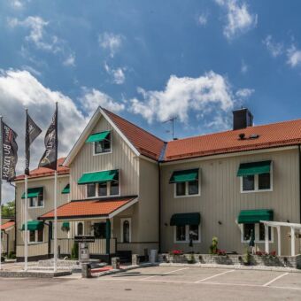 Skultuna Brukshotell utomhus bild i sommarvärmen