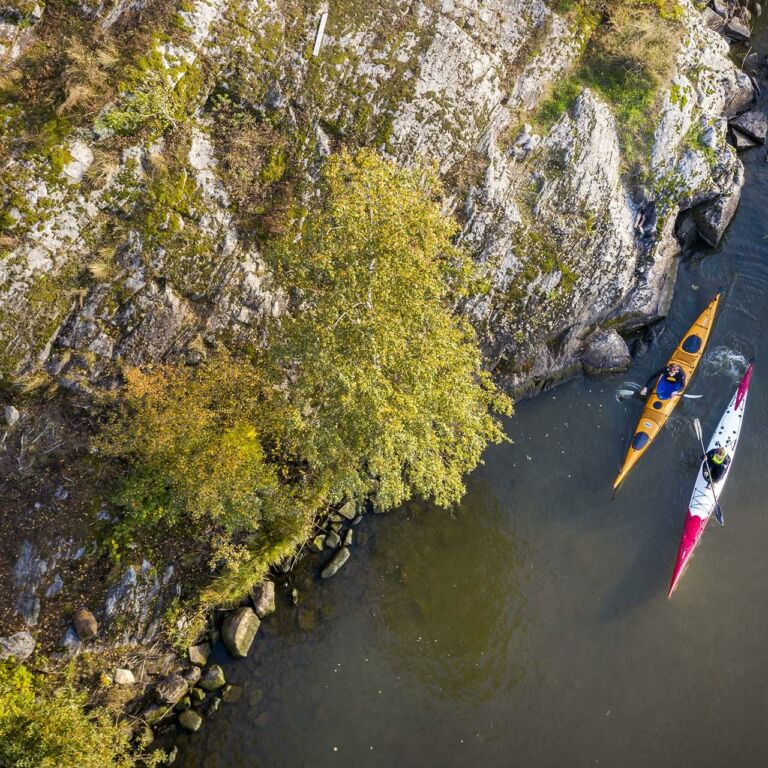 Aktivt Uteliv Björnön drönar bild två stycken som paddlar kajak