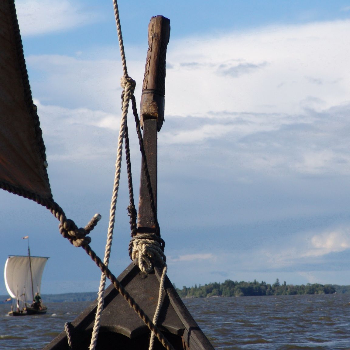 Visit vastmanland frosakers brygga vikingbat seglar