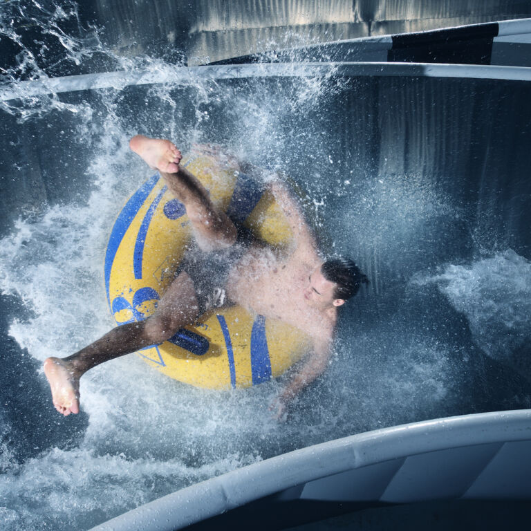 Åker badring i actionbadet i snäv kurva