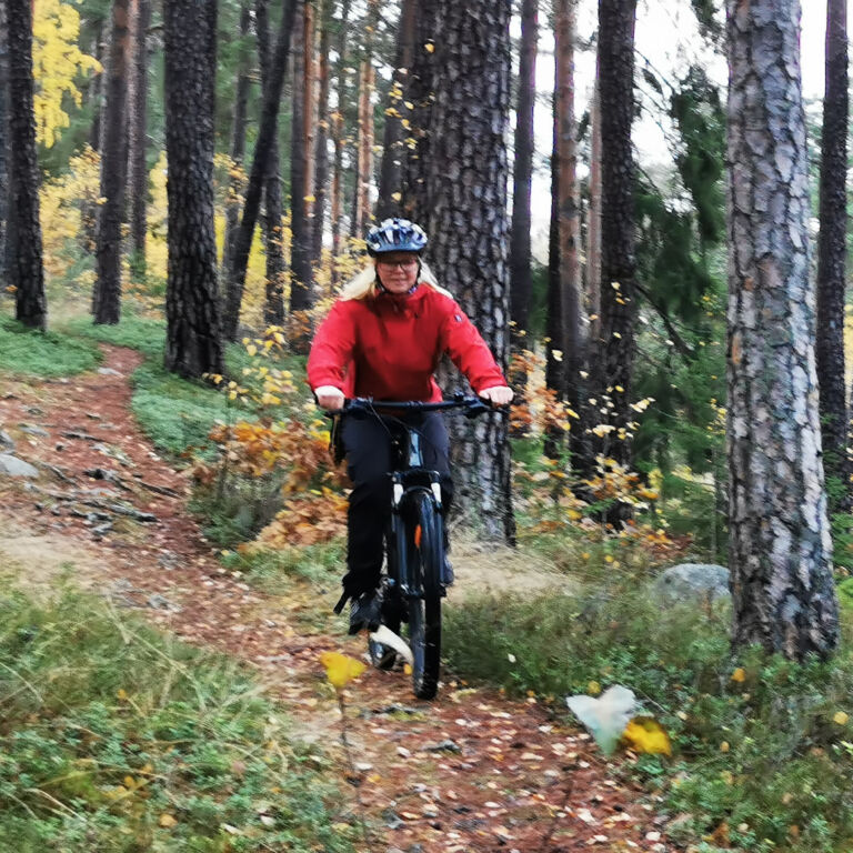 MTB cyklist i Hallstahammar skogarna