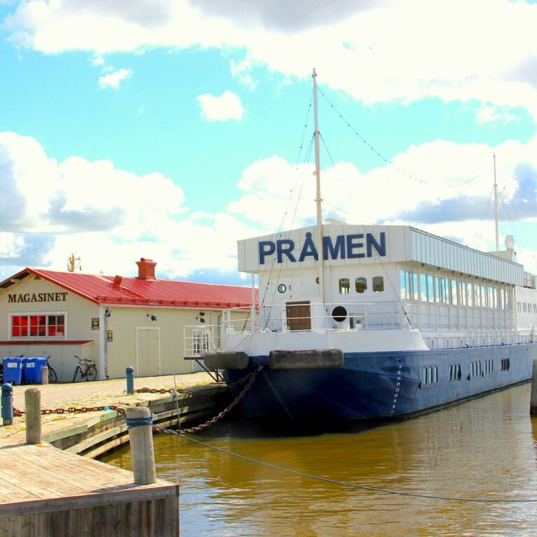 Utomhus bild på vackra restaurang Pråmen