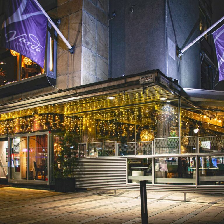 Kvällsbild utomhus från Restaurang Varda