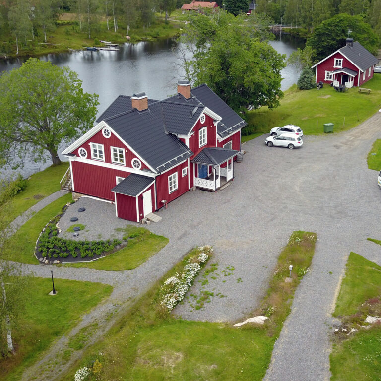 Drönarbild av River Lodge i Bergslagen