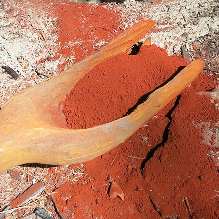 Bild av gräver i rödajorden