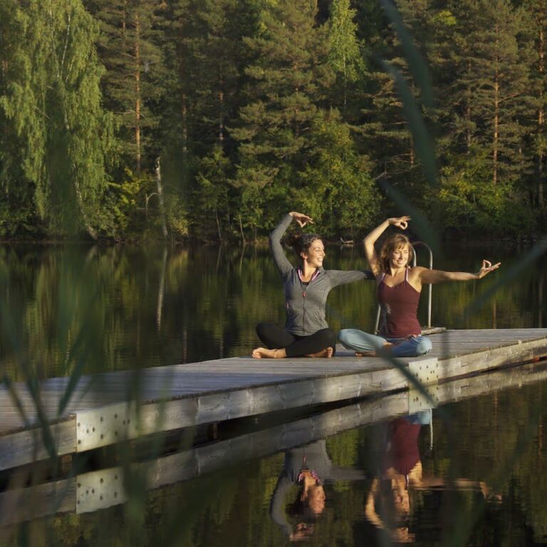Yoga på brygga mitt i Bergslagsskogen