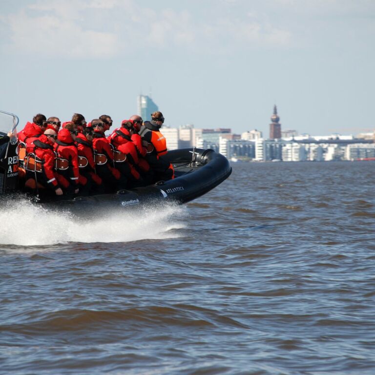 Ribbåt på Mälaren med Västerås i bakgrunden
