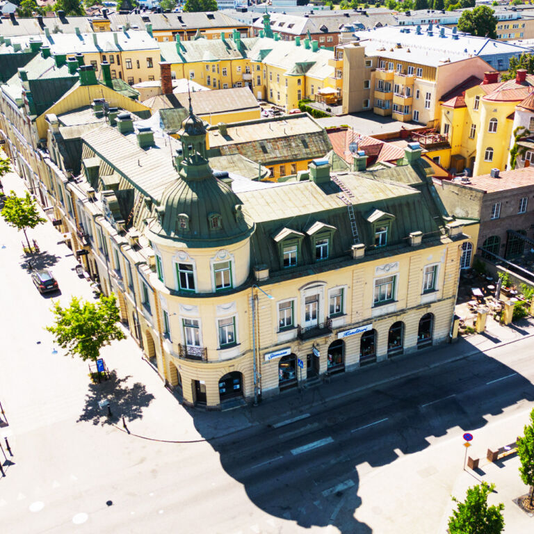 Vacker exteriör bild över sekelskiftshus där Sjömans Konditori liggger