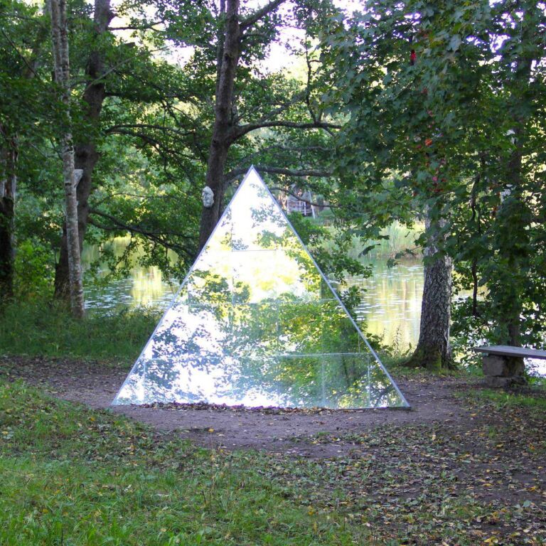 bild på glaspyramid vid skulpturparken
