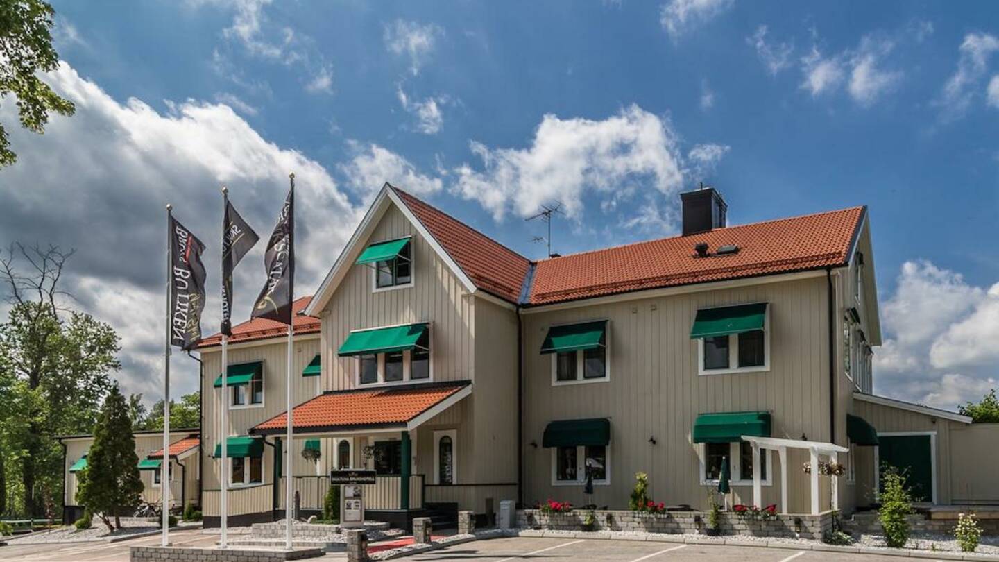 Skultuna Brukshotell utomhus bild i sommarvärmen