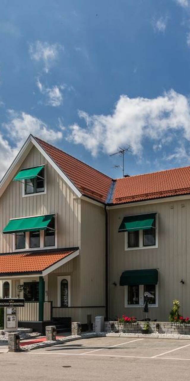 Skultuna Brukshotell utomhus bild i sommarvärmen