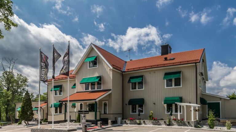 Skultuna Brukshotell utomhus bild i sommarvärmen