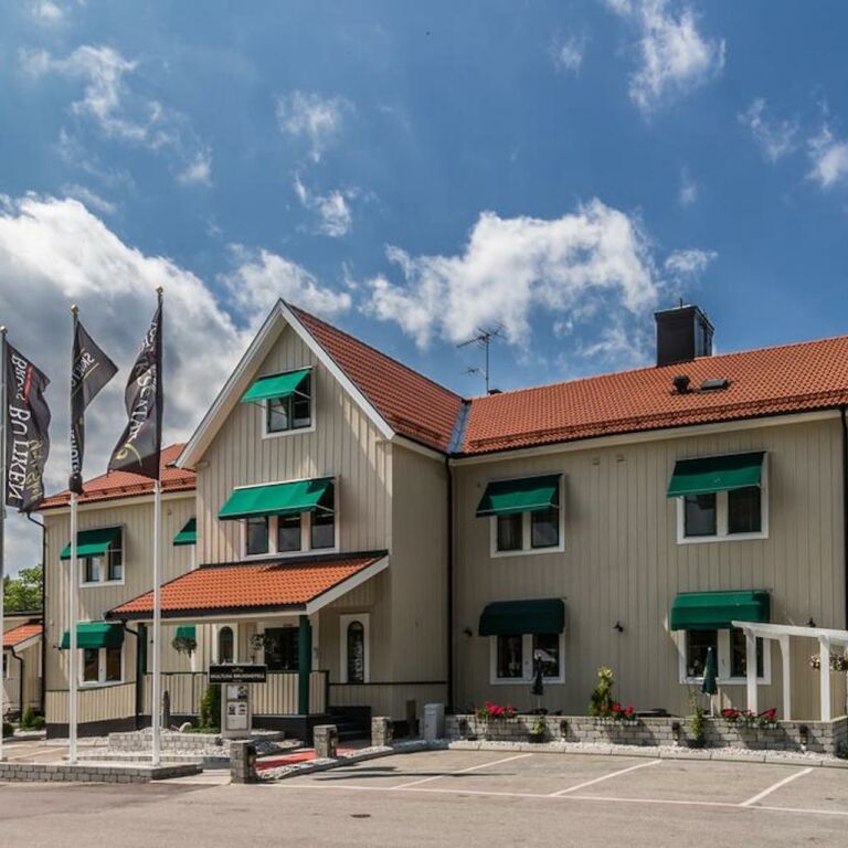 Skultuna Brukshotell utomhus bild i sommarvärmen