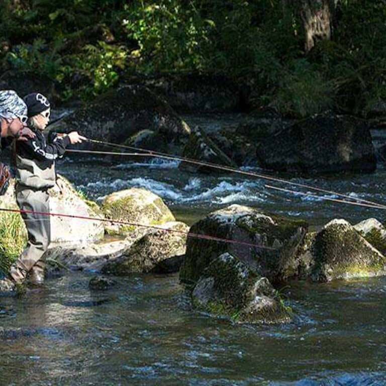 pappa och son fiskar vid Sörnqvarn i Hallstahammar