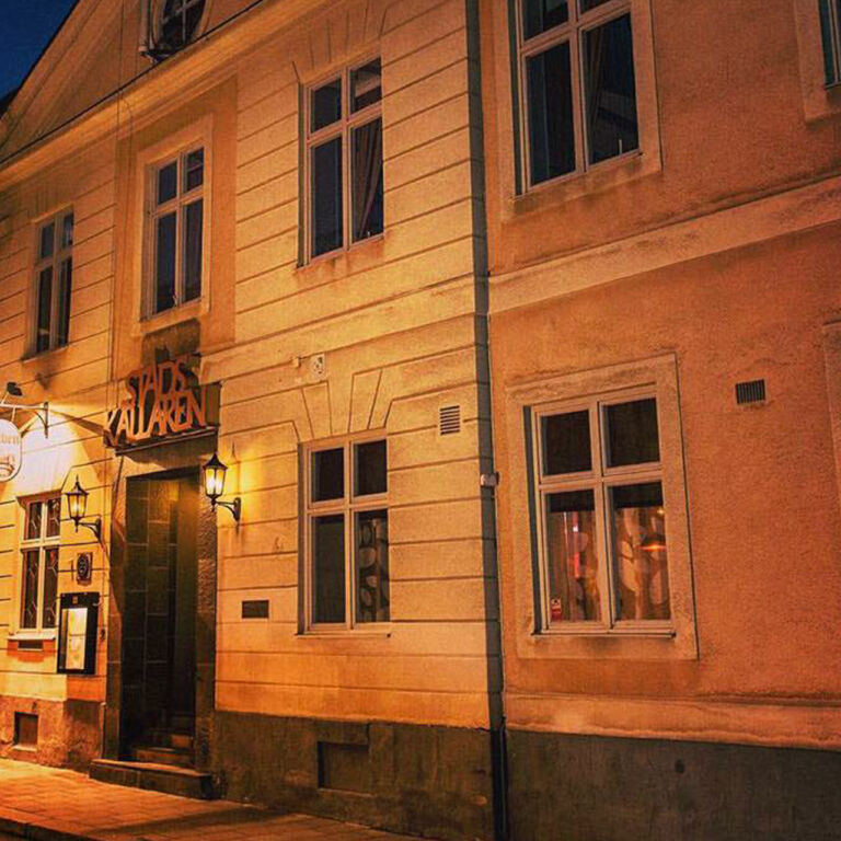kvällsbild utanför Stadskällaren i Arboga