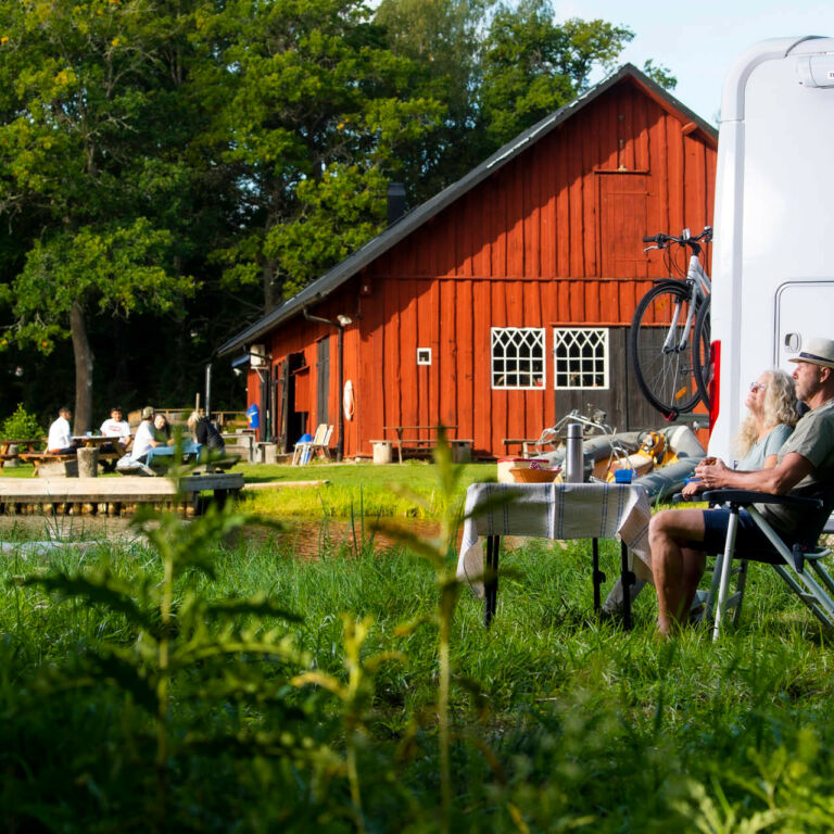solar utanför husbilen vid ställplats Hjälmare Docka