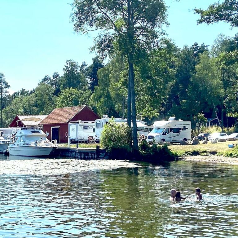 sommarbild med bad vid Lungershamn utanför Arboga