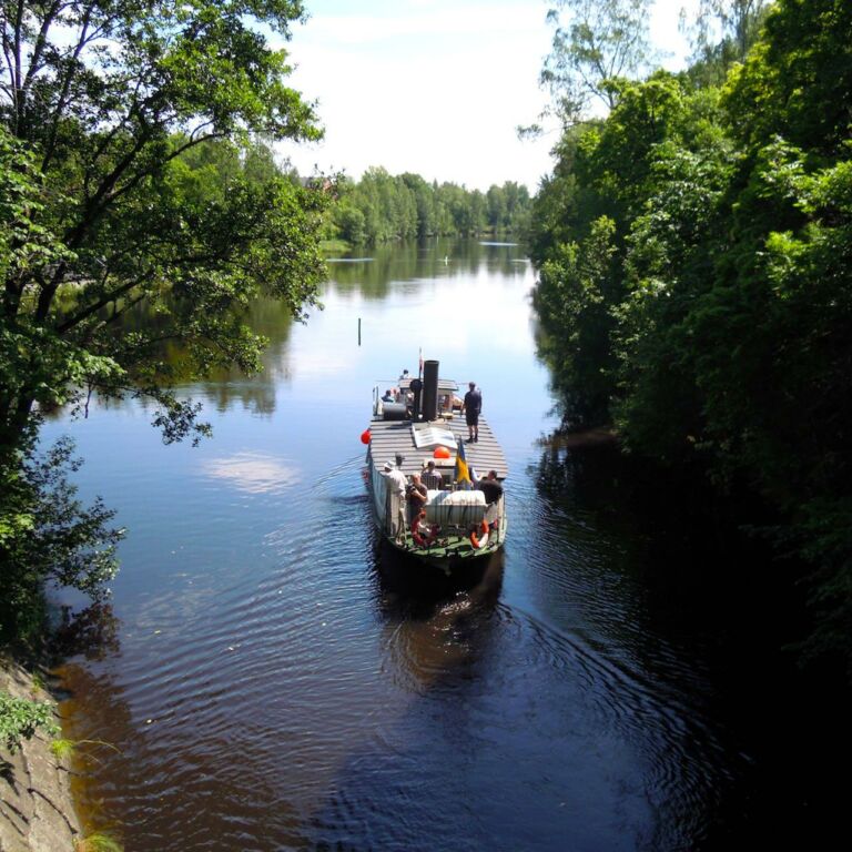 kanalbåt åker på Strömsholms kanal