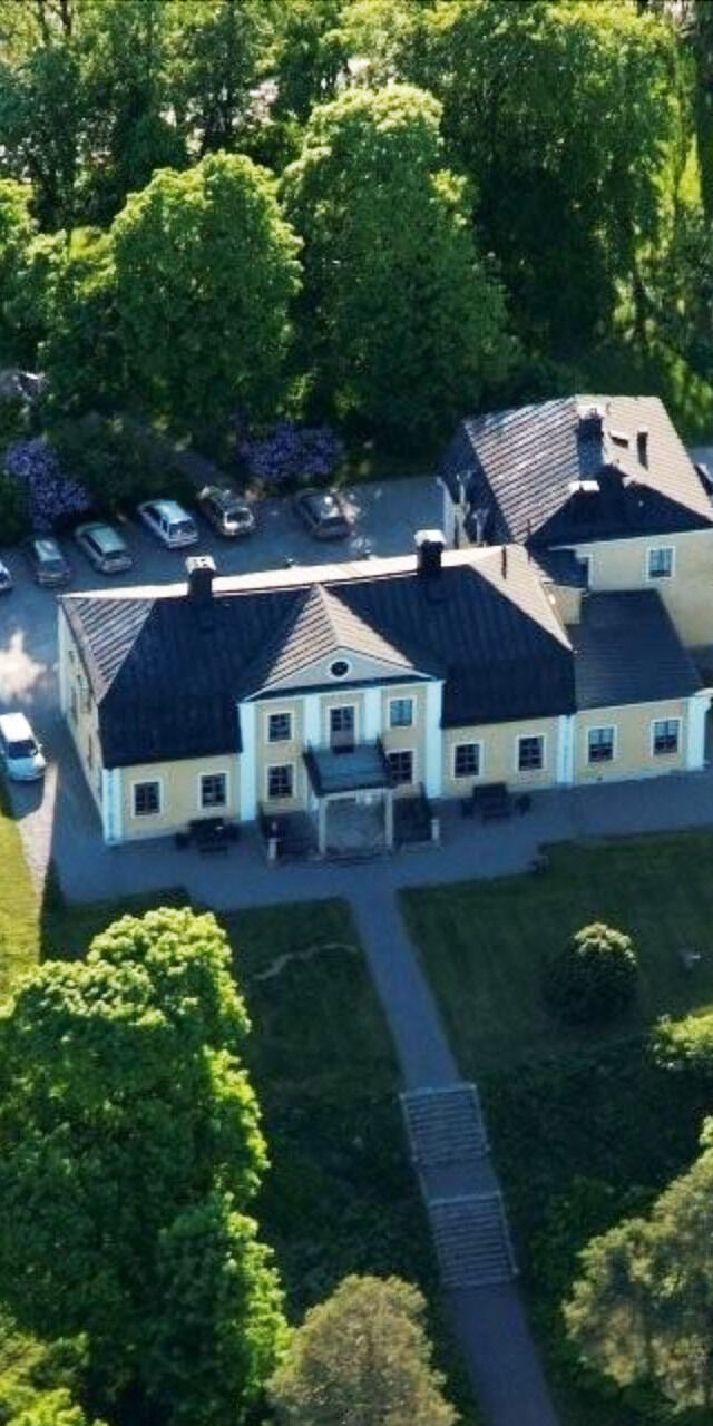 Drönarbild över Thottska Villan i Strömsholmskanal