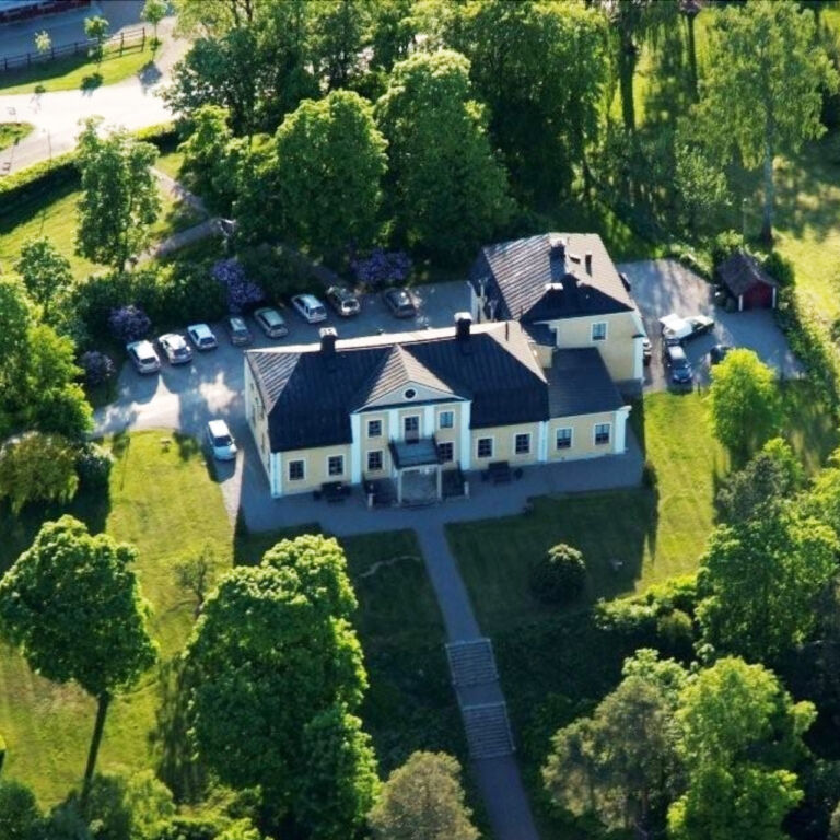 Drönarbild över Thottska Villan i Strömsholmskanal