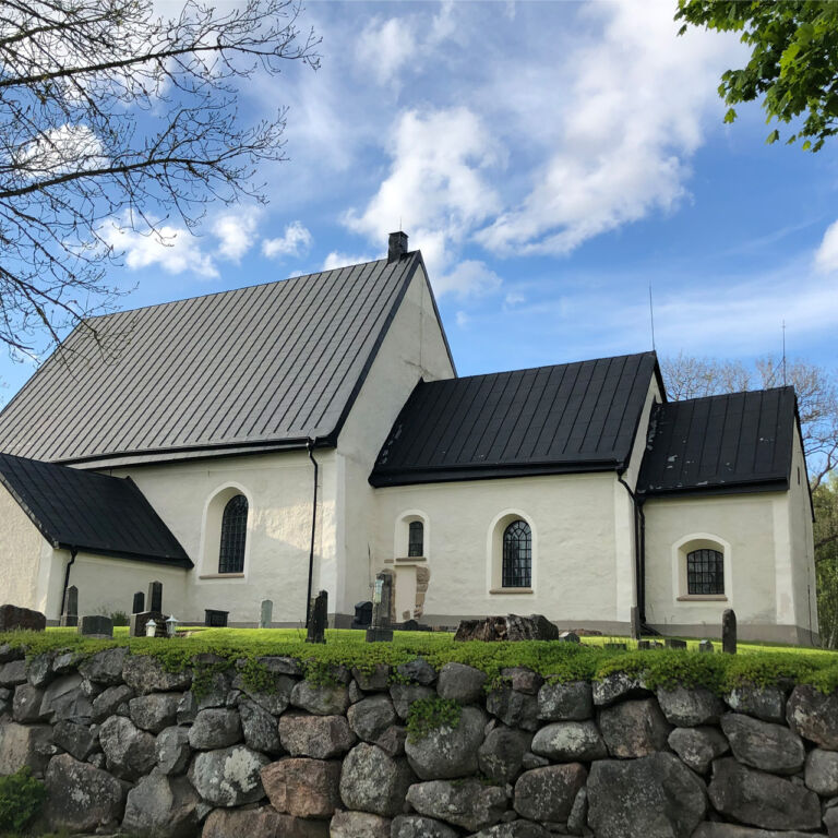 Utomhusbild över medeltida Torpa Kyrka