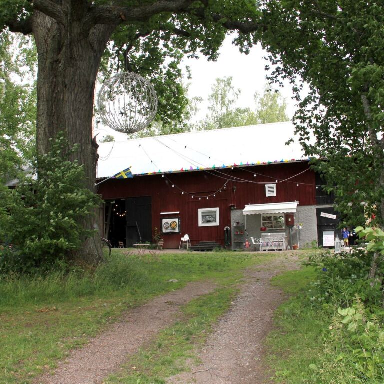 Bild på Stora Eken ladgård där cafét finns