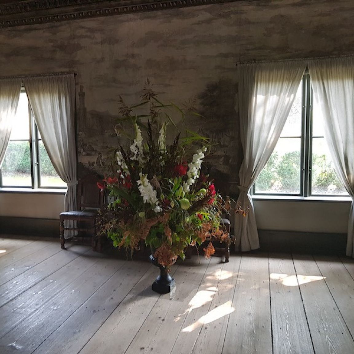 Visit vastmanland vallby fridluftsmuseum herrgarden stort rum blomster