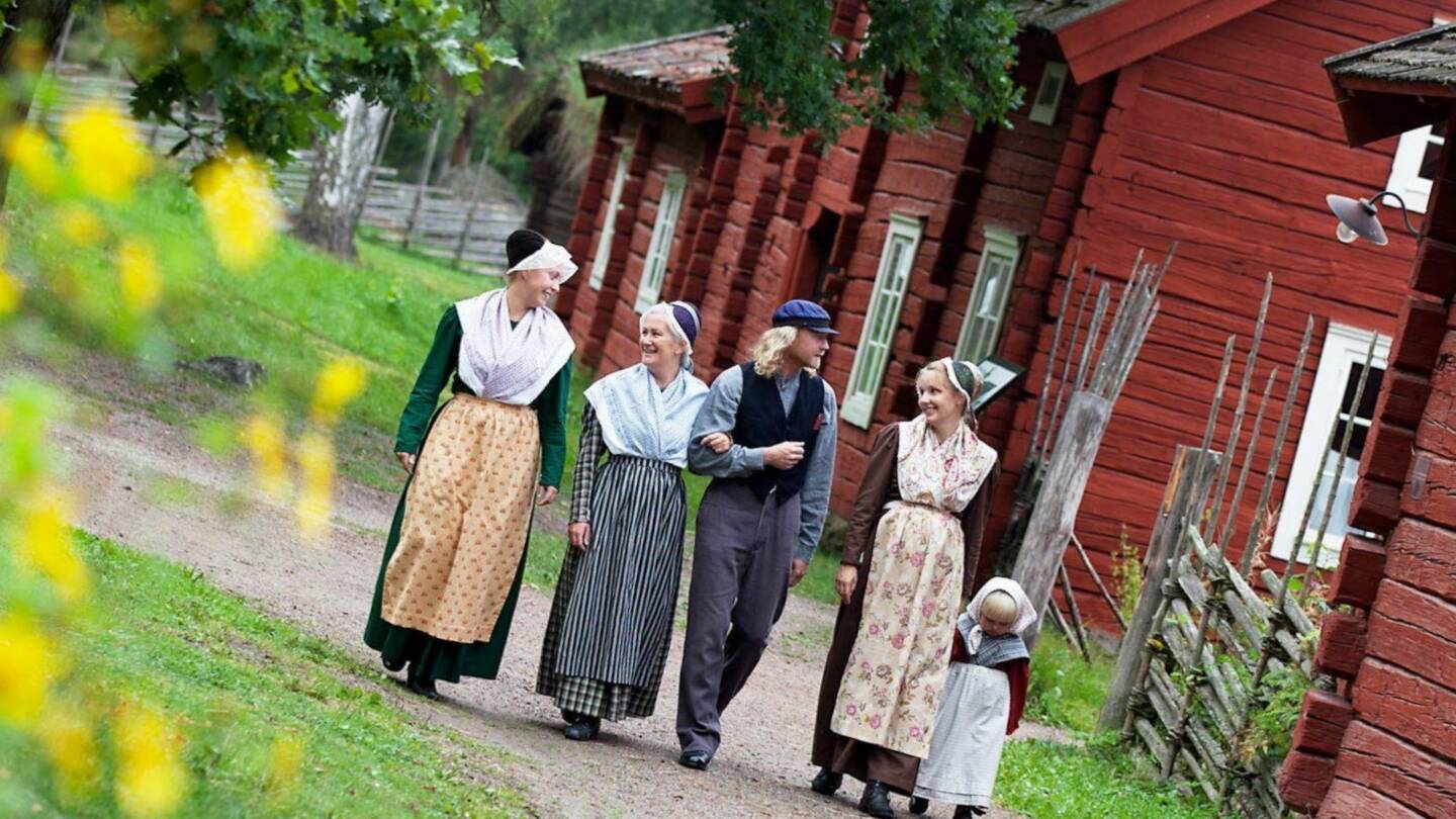 Vallby Fridluftsmuseum människor klädda i gammeldagskläder