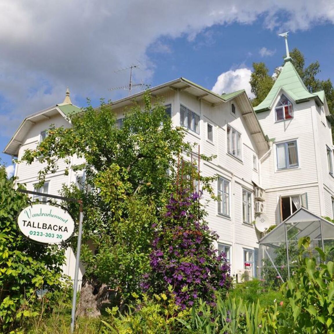 Utomhusbild på sekelskiftshuset Tallbacka i vackra Ängelsberg