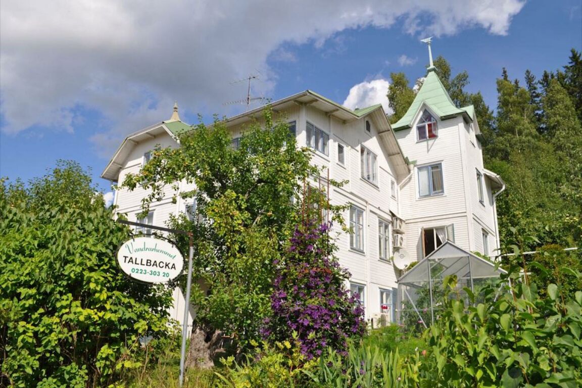Utomhusbild på sekelskiftshuset Tallbacka i vackra Ängelsberg