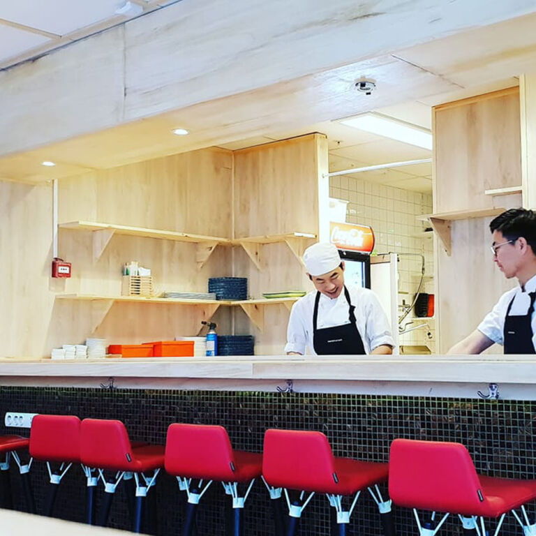 kockarna står bakom disken inne på Vinchi